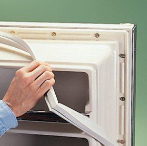 Come pulire correttamente il frigorifero per prevenire laccumulo di polvere
