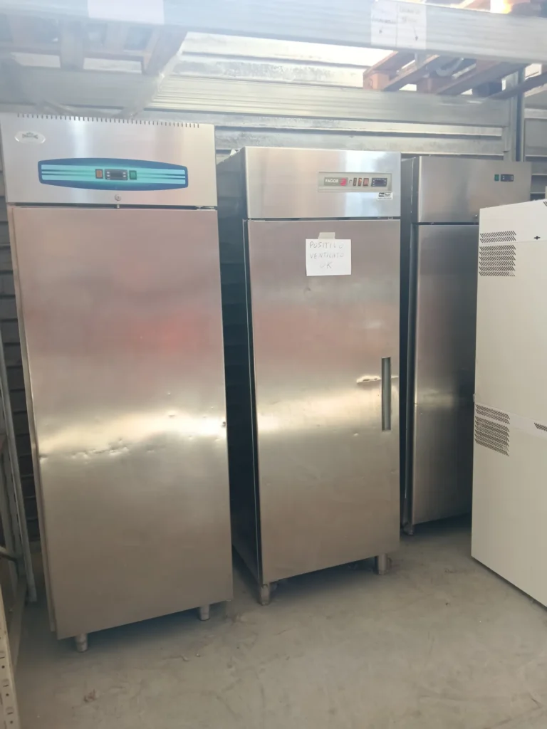 Armadi frigoriferi in acciaio inox usati