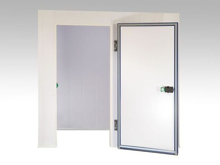 Porta a battente di una cella frigorifera aperta